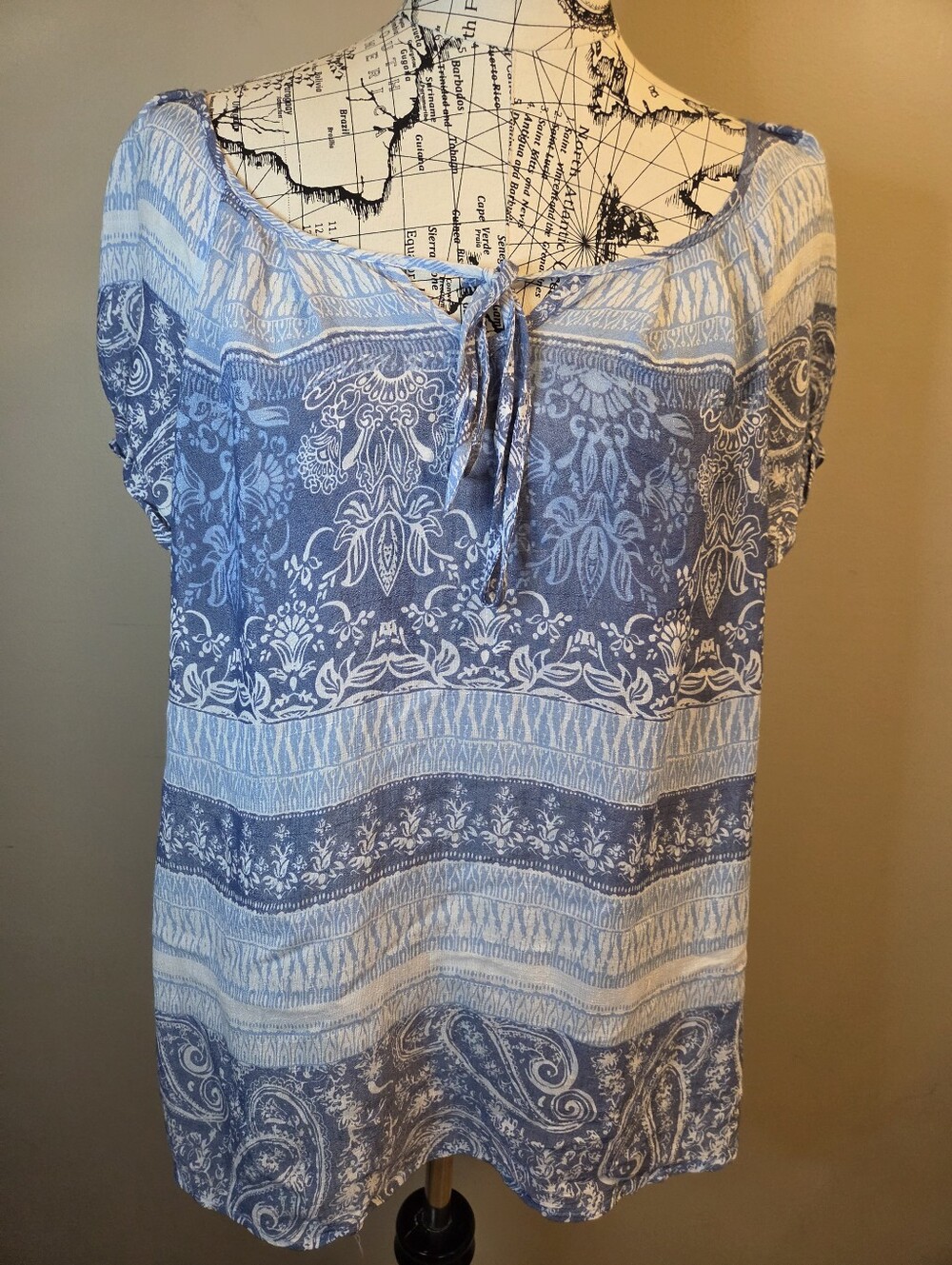 CJ Banks 1X Blouse Blue Paisley Boho Print Tie Neck Sheer Lightweight Top